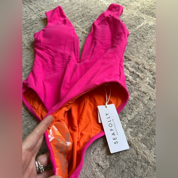 SEAFOLLY Coco Beach Terry Cap
Sleeve V Wire One Piece in Fuchsia Rose Size 6 - Picture 6 of 7